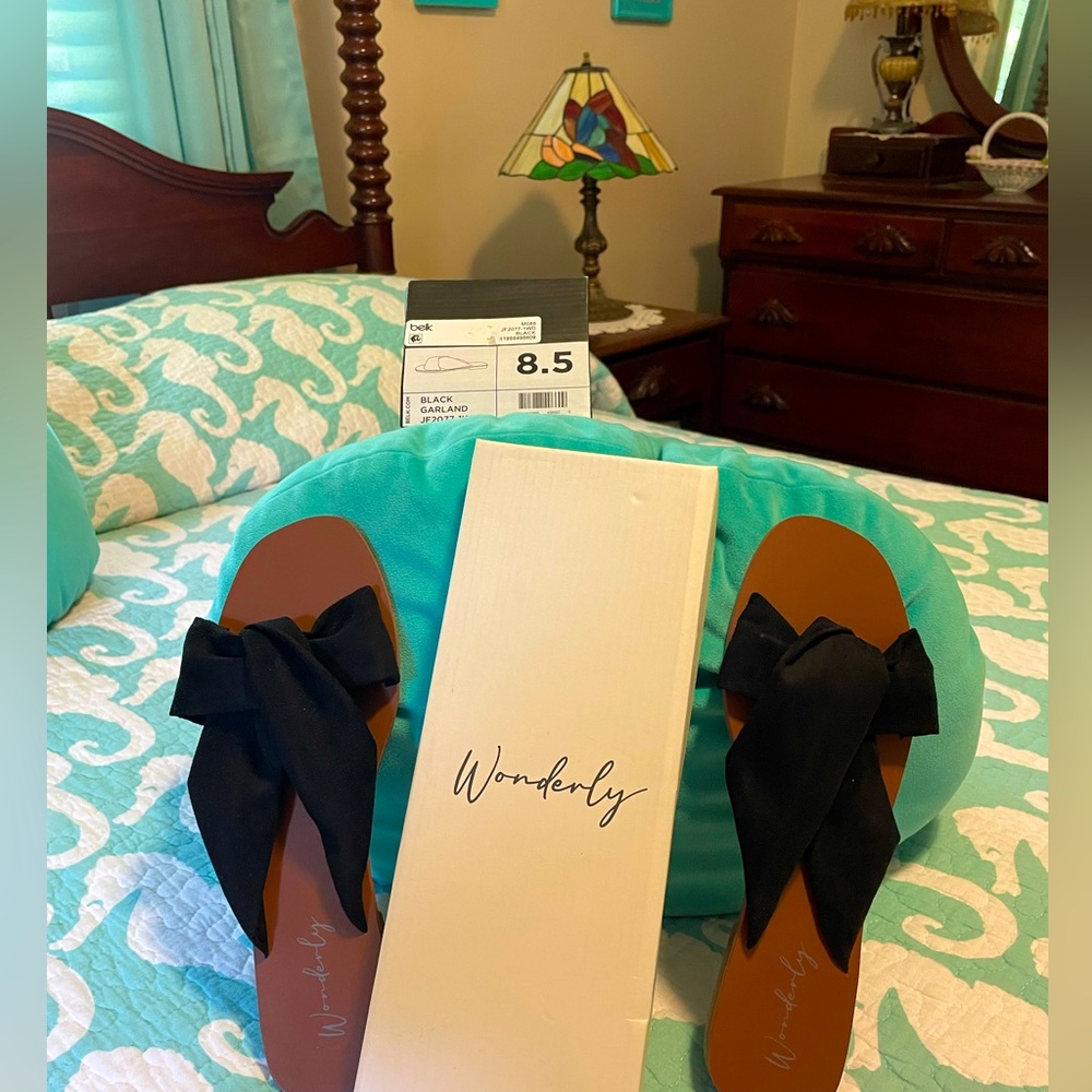 Black Wonderly twisted garland flats